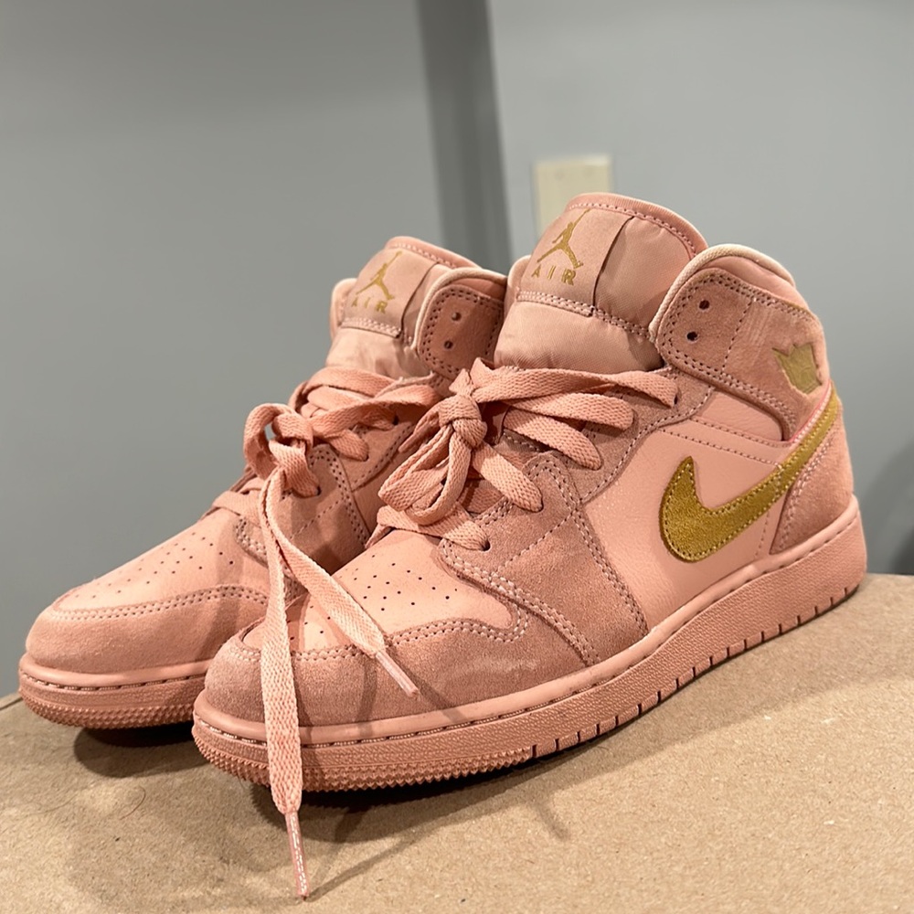 Air Jordan 1 Mid SE ‘Coral Stardust’ (GS)